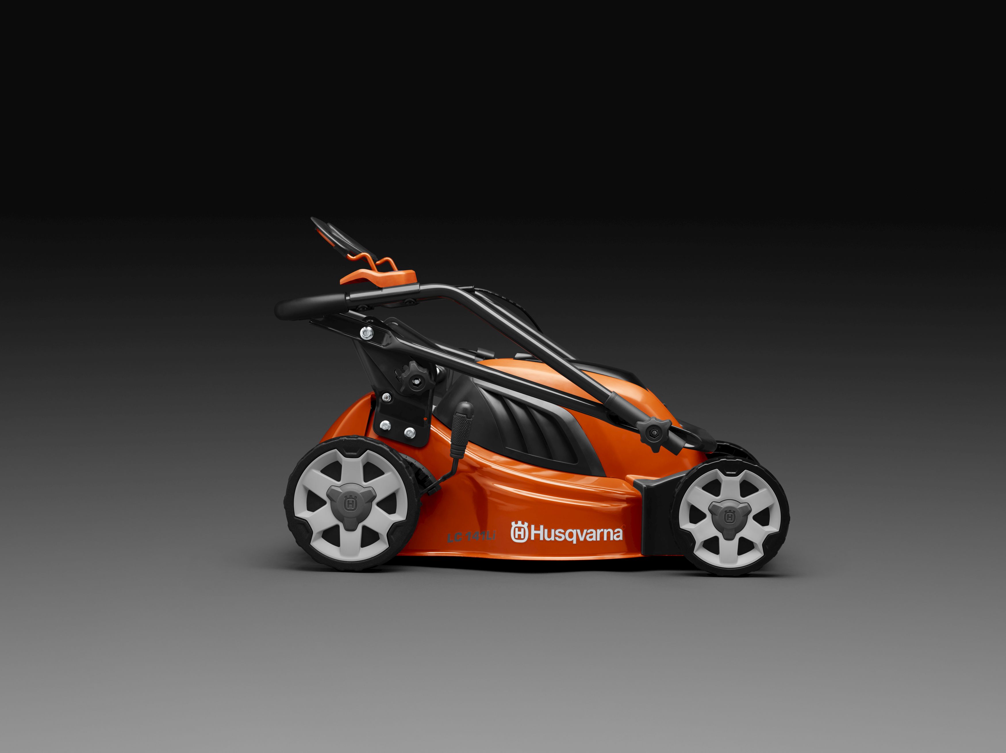 Zāles pļāvējs Husqvarna uz melna fona ar salocītu rokturi.